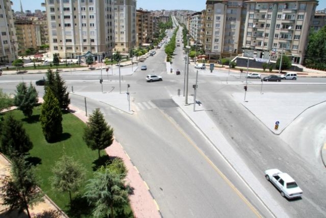 Gaziantep'te engellilerin karşıdan karşıya güvenli geçişini sağlayacak butonlar yerleştirildi.