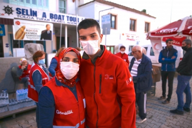 Engelli çocukların anneleri de depremzedelerin yardımına koşuyor