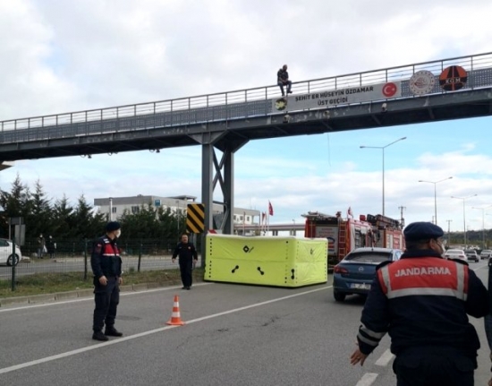 Üst geçitte intihara teşebbüs eden işitme engelli şahsı komutan ikna etti