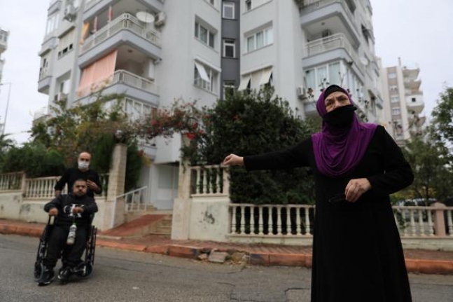 Zihinsel engelli 2 kardeşi apartmandan tahliye ettirmek için imza topladılar