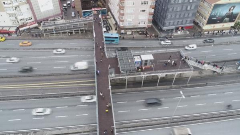 Engellilerin kullanamadığı metrobüs durağında çile sürüyor