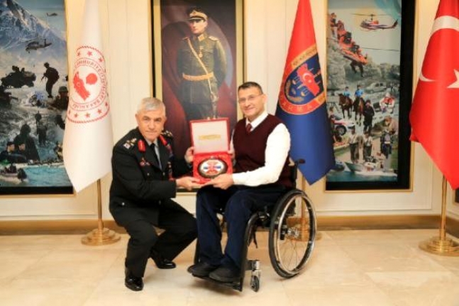 Gazi Jandarma Yüzbaşı Bahar azmiyle profesör oldu, Erdoğan'dan ödül aldı