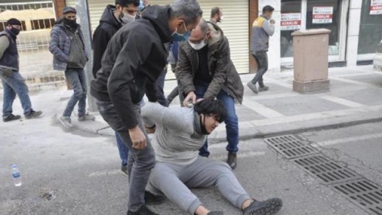 Zihinsel engelli genç, polis aracını tekmeleyip memura yumruk att