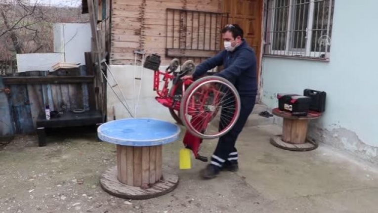 Denizlili hayırsever, tekerlekli sandalyeleri ücretsiz tamir ediyor