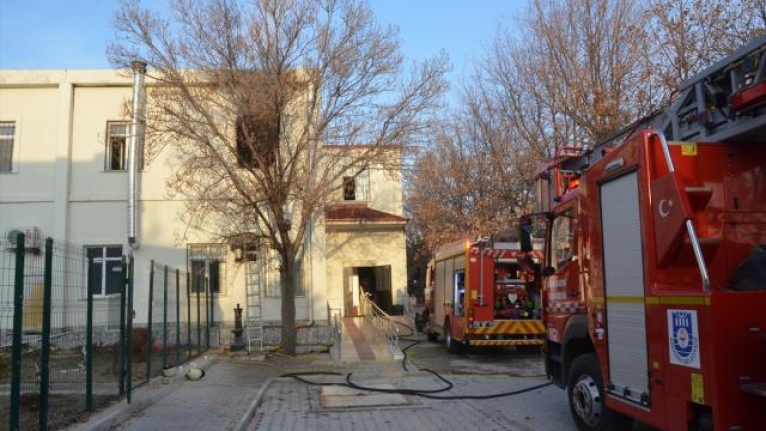 Engelli bakım merkezinde yangın: 10 kişi hastaneye kaldırıldı