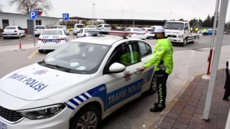 Polis üşüyen zihinsel engelli çocuğa montunu verdi