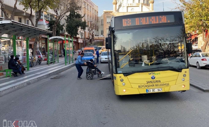 Şanlıurfa'da otobüs durağının önüne park eden araç, engelli kızı mağdur etti