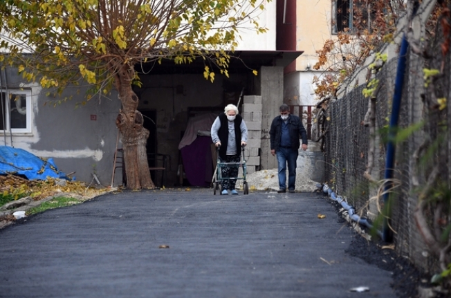 Yürüme engelli kadının yol engeli ortadan kaldırıldı