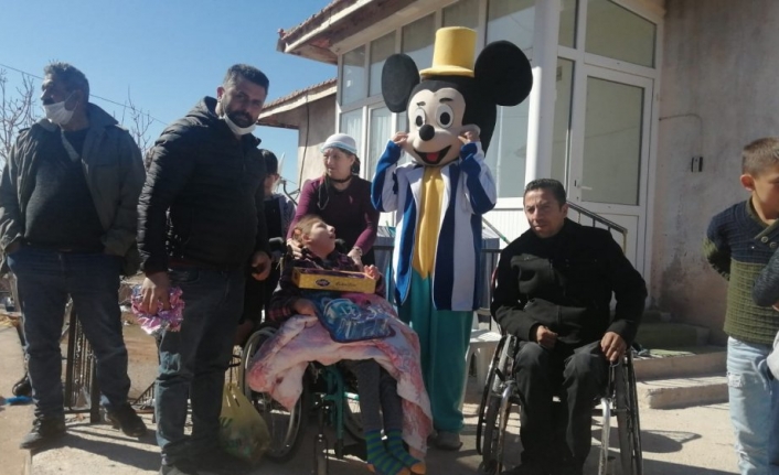 Arkadaşları, doğum günü hediyesi olarak, engelli bir çocuğa tekerlekli sandalye hediye ettiler