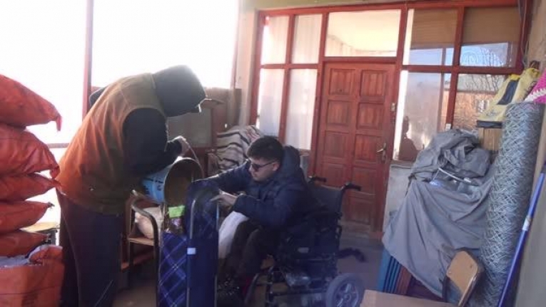 bedensel engelli genç, sokak hayvanları için "mama istasyonları" kuruyor