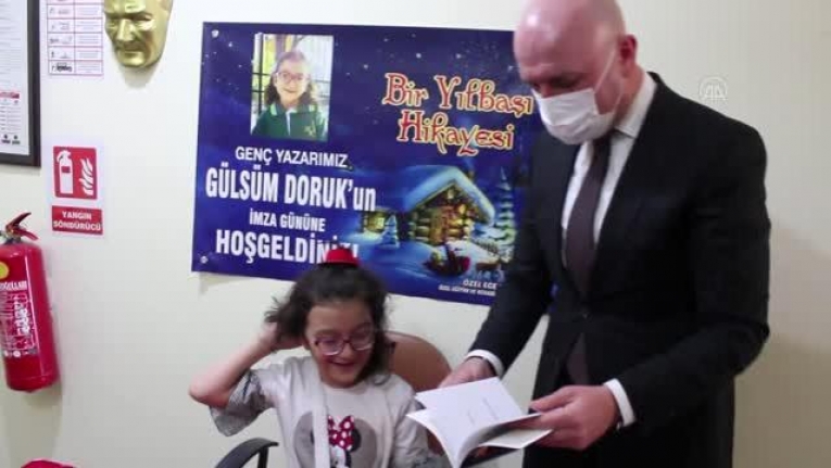 Bedensel engelli küçük kız ilk kitabını tanıttı