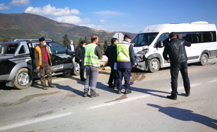 Bursa'da engelli öğrencileri taşıyan servis kaza yaptı!