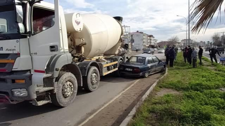 Engelli aracına çarpmamak için manevra yapınca beton mikserine çarptı