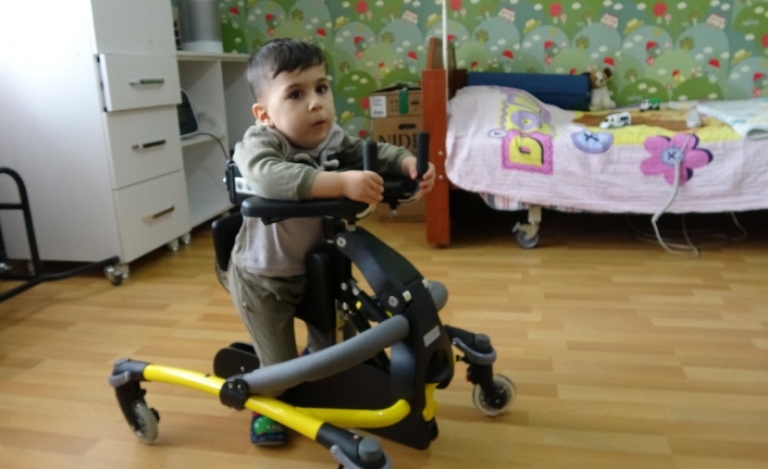 Mustafa yürüteç ve mikro tekerlekli sandalye hayaline kavuştu