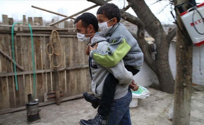 10 yaşındaki engelli oğlunu okula sırtında taşıyor