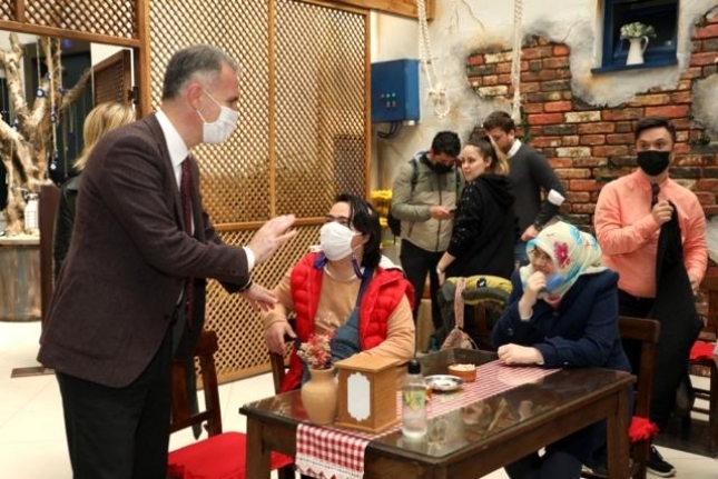 Başkan Taban, engelli öğrencilerle pasta kesip, film seyretti