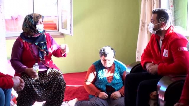 Doğuştan engelli 3 çocuğuna fedakarca bakan anneye Türk Kızılay'dan destek