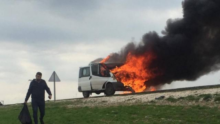 Engellileri taşıyan servis aracı alev aldı, sürücü içerdekileri kurtardı