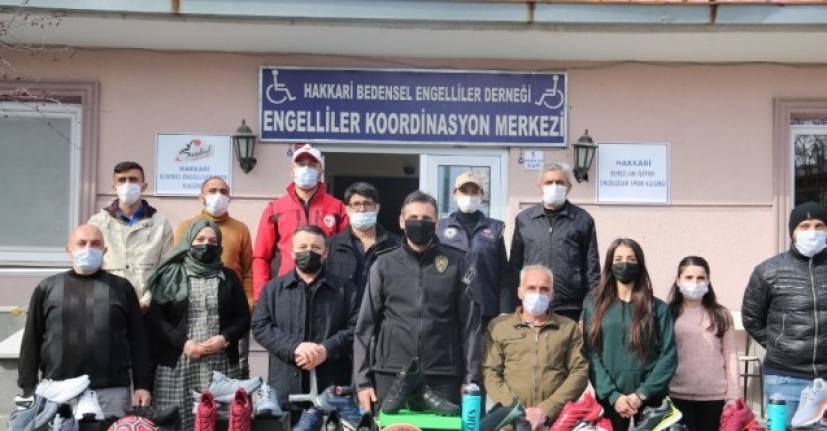 Hakkari polisinden engellilere spor malzeme desteği