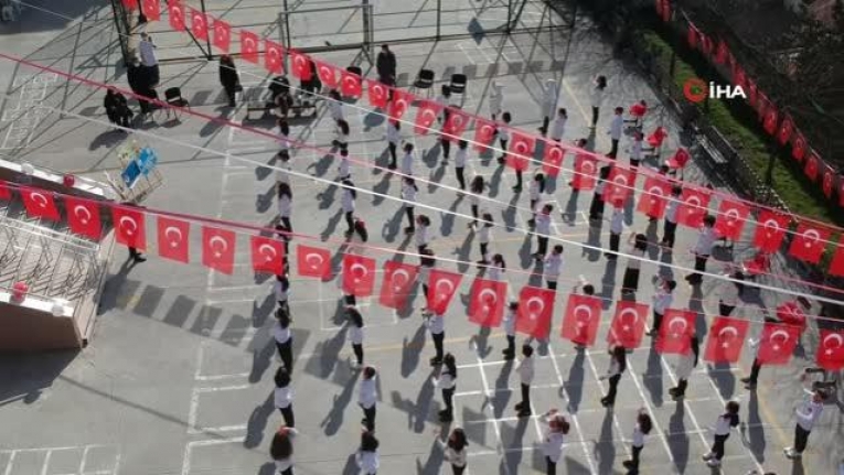 Rekor kırıldı: 100 öğrencinin katılımıyla "İstiklal Marşı" işaret diliyle okundu