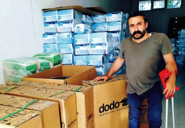 Doktordan engelliler için sandalye bağışı