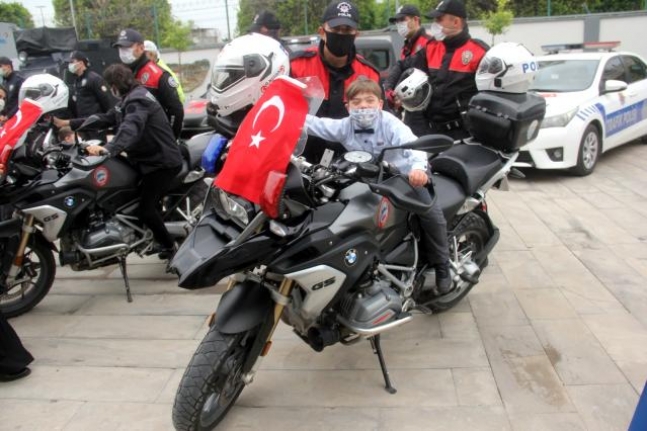 Engelli gençlerden polise Atatürk resmi ve şiir sürprizi