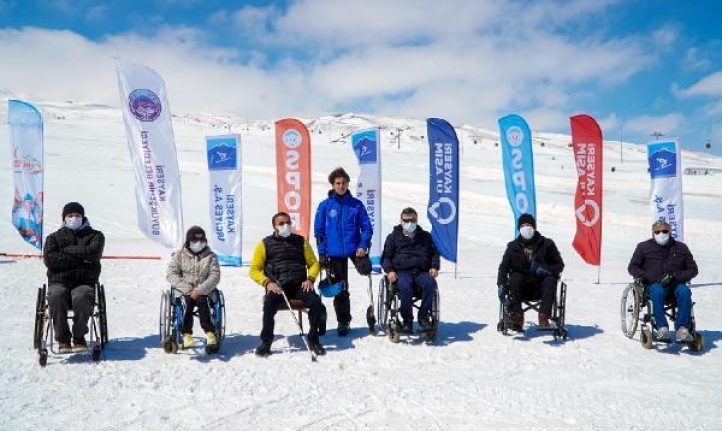 Erciyes'te engelliler kayak yaptı