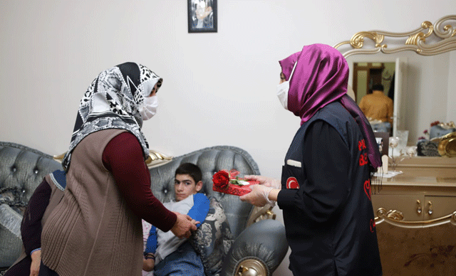 19 yıldır zihinsel engelli üvey oğluna bakıyor