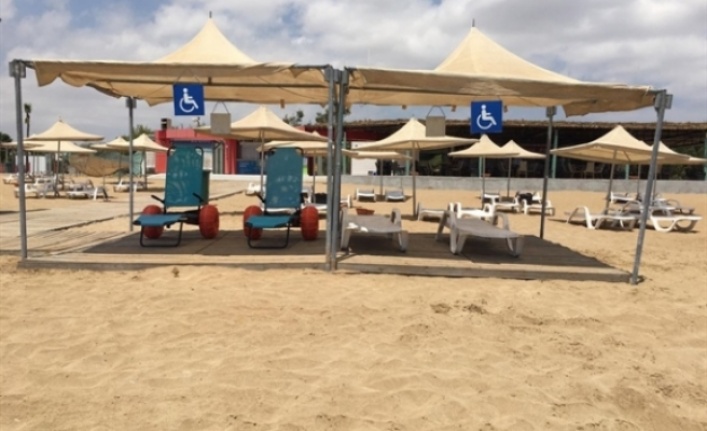 Bafra Halk Plajı, engelli şezlongları ile hizmette