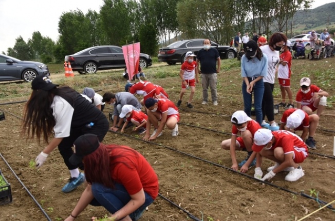 Engelli bireyler tohum ve fideleri toprakla buluşturdu, hasadını dayapacaklar