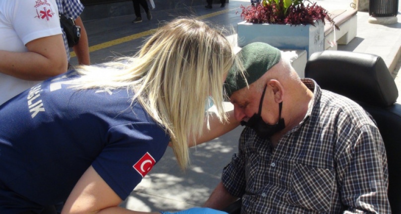 Kaza yapan yaşlı adam engelli aracını bırakmadı