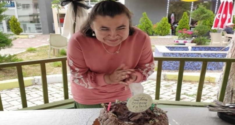 32 yaşında engelli Fatma Gül, ilk defa doğum günü kutladı