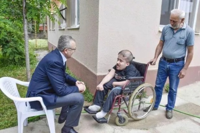 Bursa'da 12 yıldır engelli torununa bakıyor
