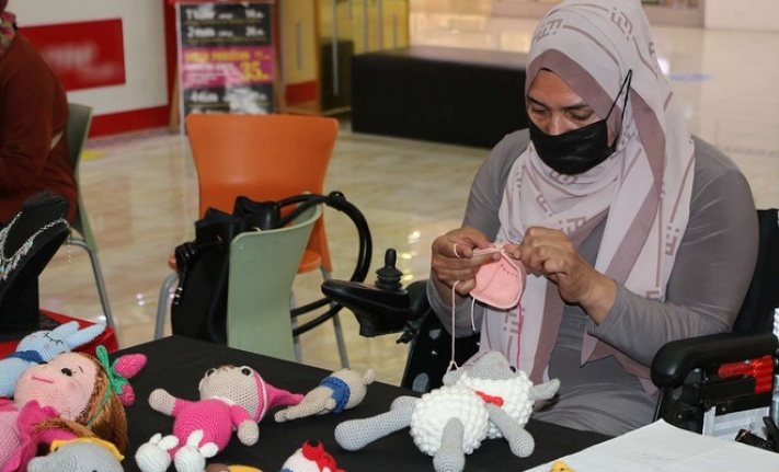 Engelli kadın halk eğitim merkezinde öğrenip yaptığı oyuncak bebekleri sergiledi