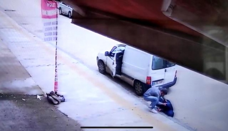 Geri manevra yapan kamyonet engelli vatandaşı ezdi