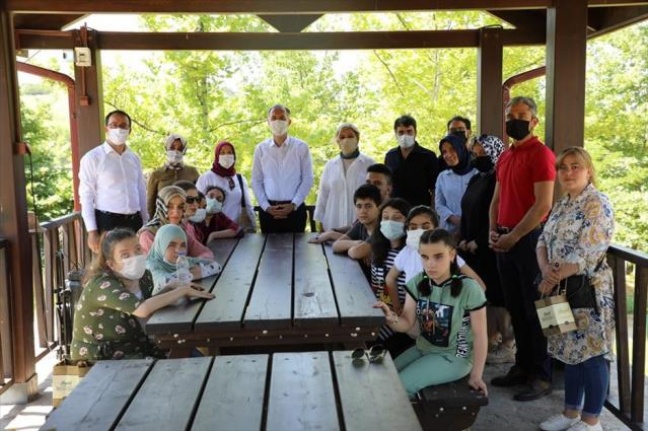 Görme engelliler öğrenciler, Doğa Sporları ve Turizm Merkezinde piknik yaptı