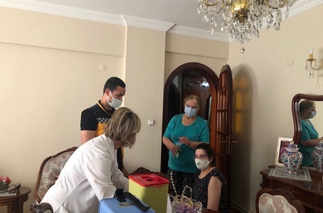 Mobil aşı ekipleri engelli kişi ve bakıcılarını evinde aşılıyor