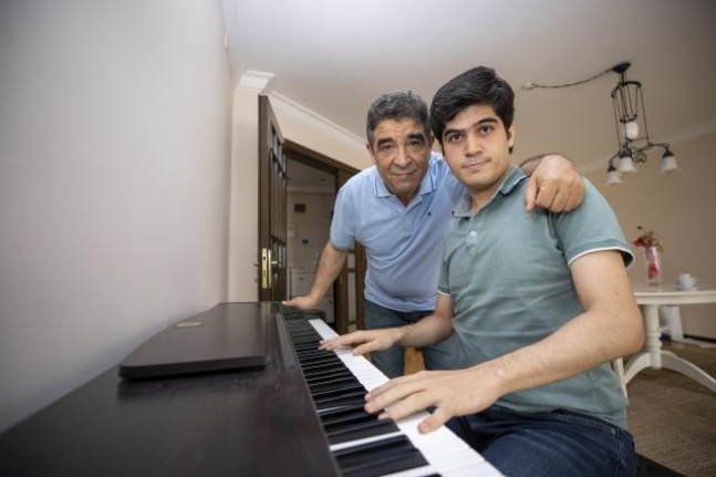 Müzik dehası Otizmli piyanist Buğra'nın yaşamındaki "gölge öğretmen" babası oldu