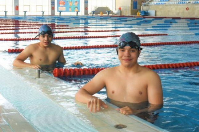 Otizmli ikizler yüzme sporunda başarıdan başarıya koşuyor