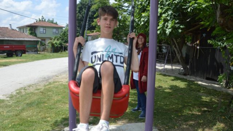 Parka gidemeyen engelli gencin bahçesine park kuruldu