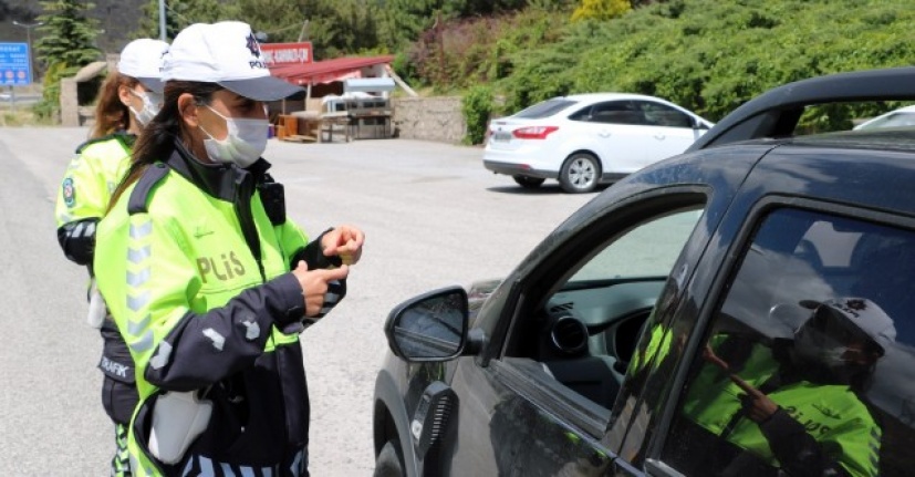 Trafikte işitme engellilerin sesi olmak için işaret dili öğrendi