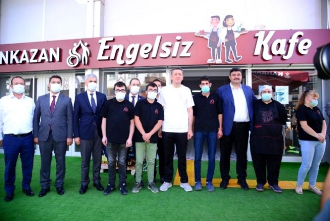 Bakan Selçuk'tan Kahramankazan Engelsiz Kafe'ye ziyaret