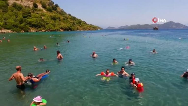 'Engelsiz Plaj' projesiyle, engelli vatandaşlar 20 plajda denize girebiliyor.
