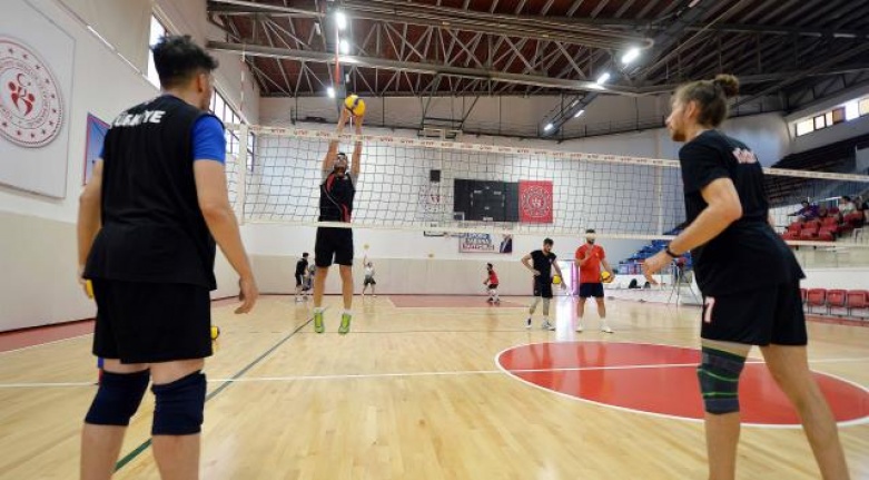 İşitme engelli milli voleybolcular "dünya şampiyonu" unvanını korumaya niyetli