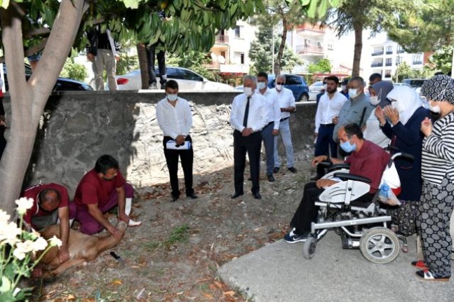 Isparta Belediyesi 200 engelli vatandaşın kurbanını kesti