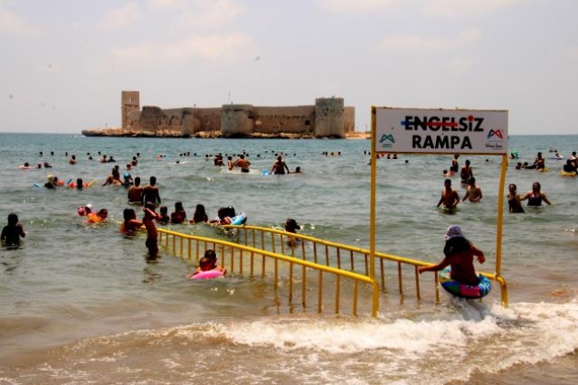 Kızkalesi sahillerinde "engelsiz rampaları" hizmete girdi.