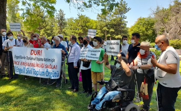 Ulaşımda erişilebilirliği  3 yıl daha erteleyecek torba yasa tasarısı protesto edildi