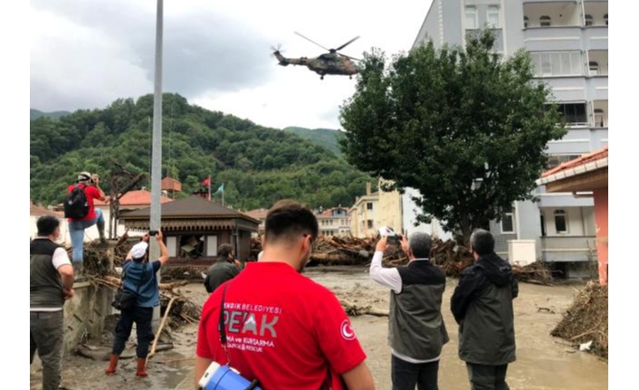 Arama Kurtarma ekipleri, yaşlı kadını ve engelliyi selden botla kurtardı