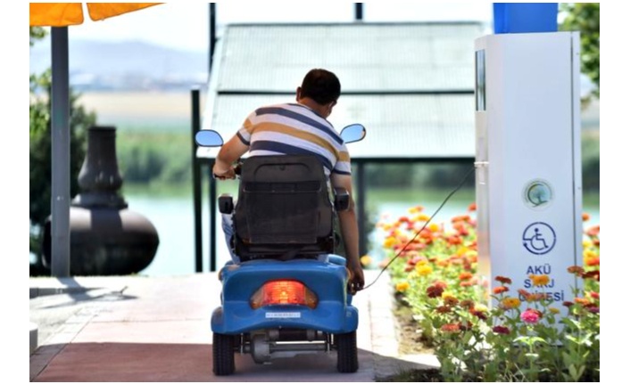Başkentte engelli vatandaşlar için 28 parka şarj istasyonu