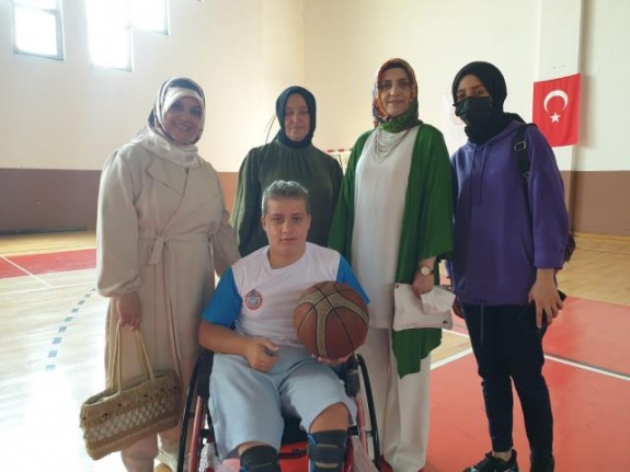 Bursa'da yürüme engelli gencin "basketbol hayali" gerçeğe dönüştü